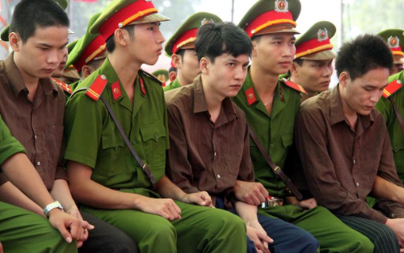 Hình ảnh minh họa lời khuyên khi tìm hiểu hoặc hợp tác tại khu công nghiệp Quế Võ: người đang nghiên cứu thông tin, bắt tay hợp tác, hoặc người lao động đang học tập